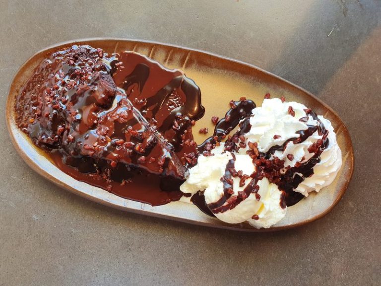 עוגת פאדג׳ שוקולד, גלידת וניל וקצפת. קפה גן סיפור חולון. צילום: דביר בר