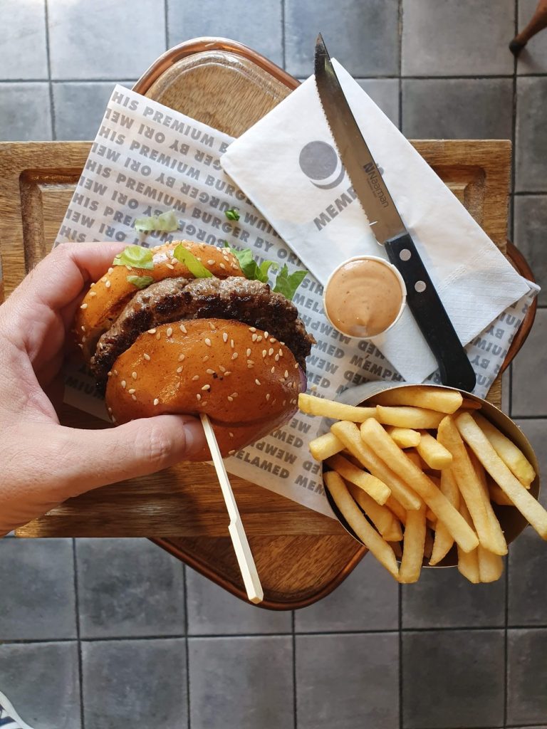 המבורגר ללא גלוטן. ממפיס ירושלים. צילום: דביר בר