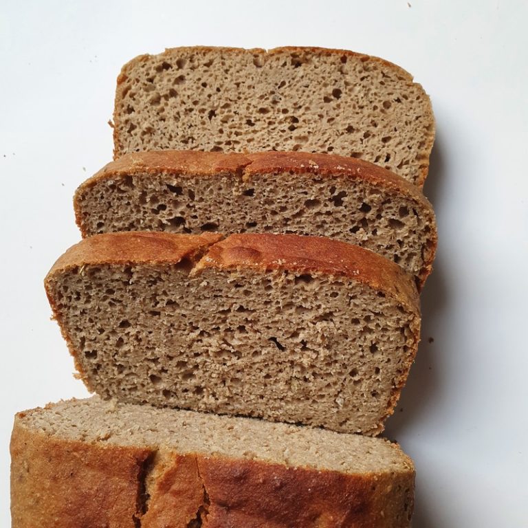 פרוסות לחם טחינה וטף. צילום: דביר בר