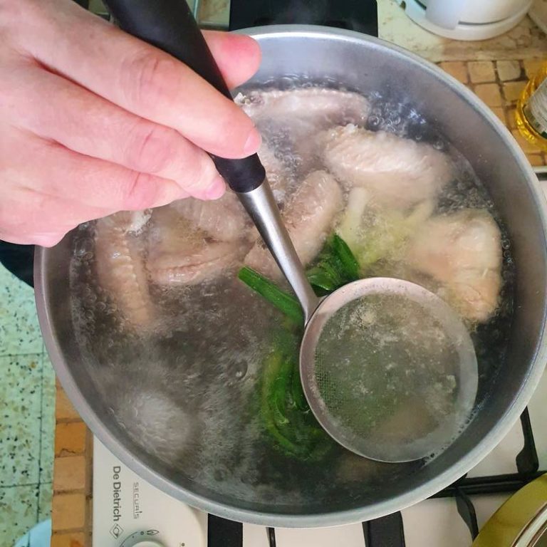 ציר מרק עוף סיני. צילום: דביר בר
