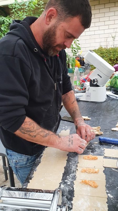 עומר מילר מכין סוכריות דלעת. צילום: דביר בר