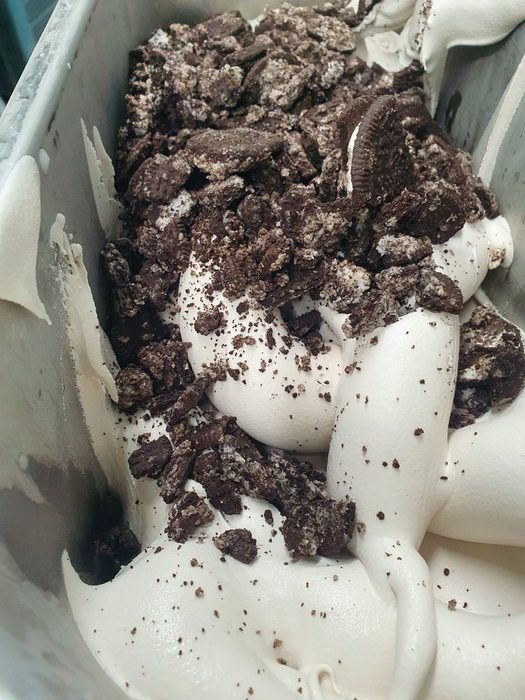 גלידת וניל ועוגיות אוראו ללא גלוטן. צילום: דביר בר