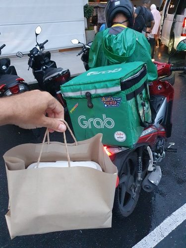 אפליקציית grab. חובה בתאילנד. צילום: דביר בר